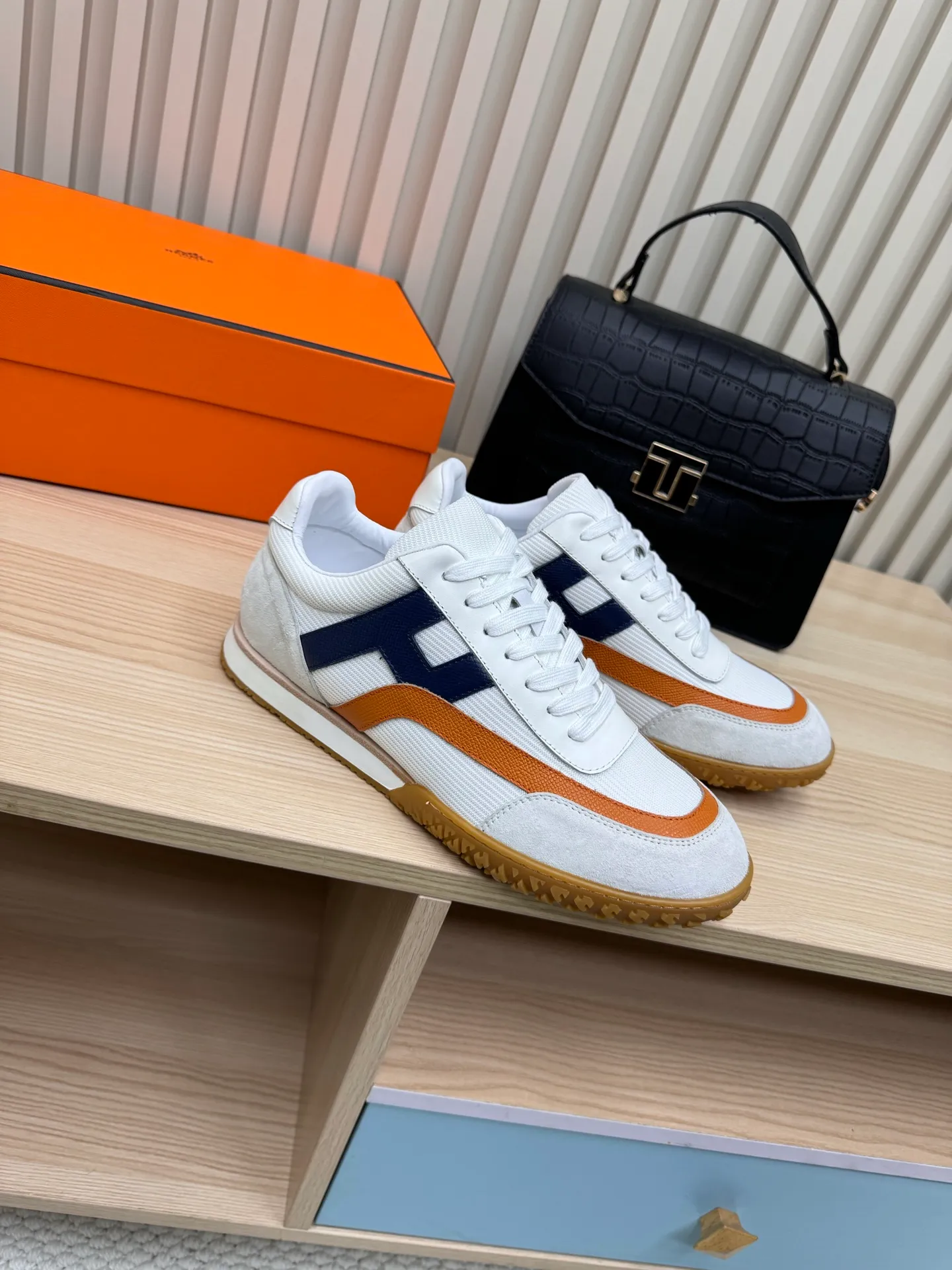 👟👟Ex-factory price 600👟👟 Hermes / Top version #couple style 24ss casual sneakers Suede goatskin sneakers decorated with contrasting patterns and iconic "H" details, beautifully packaged at the delivery counter🛍📦 Fabric: suede + down cloth Lining: mixed sheep lining Outsole: original TPU Bottom thickness: 2CM Size: 35-45